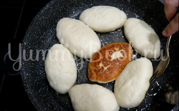 Пирожки с зеленым луком и яйцом - шаг 8