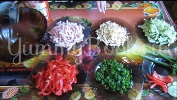 Салат «София» с копченым сыром и ветчиной - шаг 2