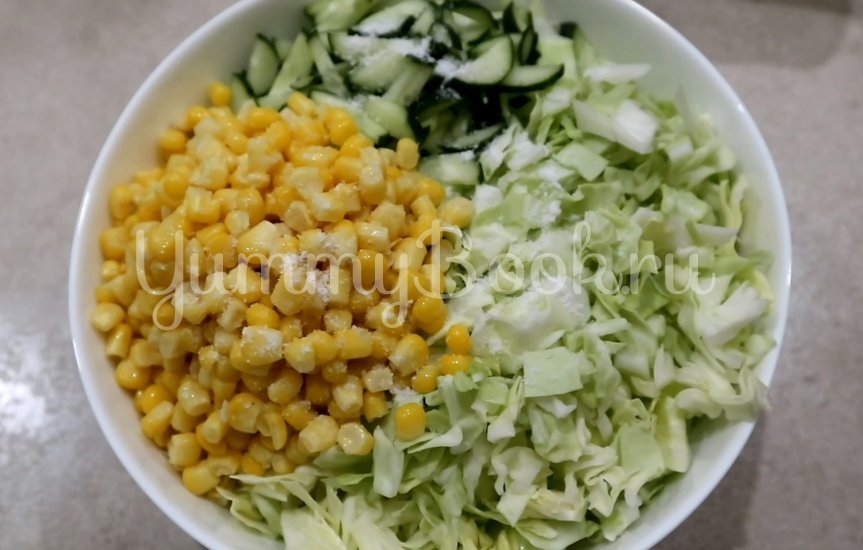 Салат с кукурузой, огурцами и капустой - шаг 3