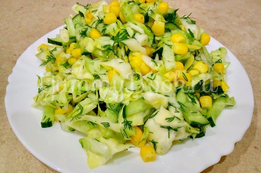 Салат с кукурузой, огурцами и капустой