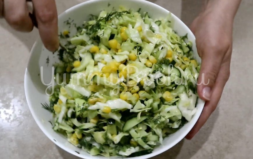 Салат с кукурузой, огурцами и капустой - шаг 5