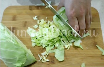 Салат с кукурузой, огурцами и капустой - шаг 1