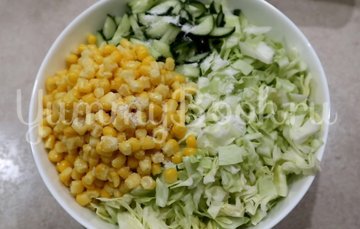 Салат с кукурузой, огурцами и капустой - шаг 3