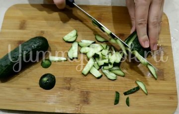Салат с кукурузой, огурцами и капустой - шаг 2