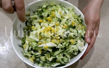 Салат с кукурузой, огурцами и капустой - шаг 5