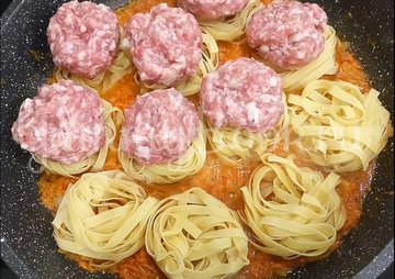 Макаронные гнезда с фаршем на сковороде - шаг 4