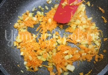 Макаронные гнезда с фаршем на сковороде - шаг 2