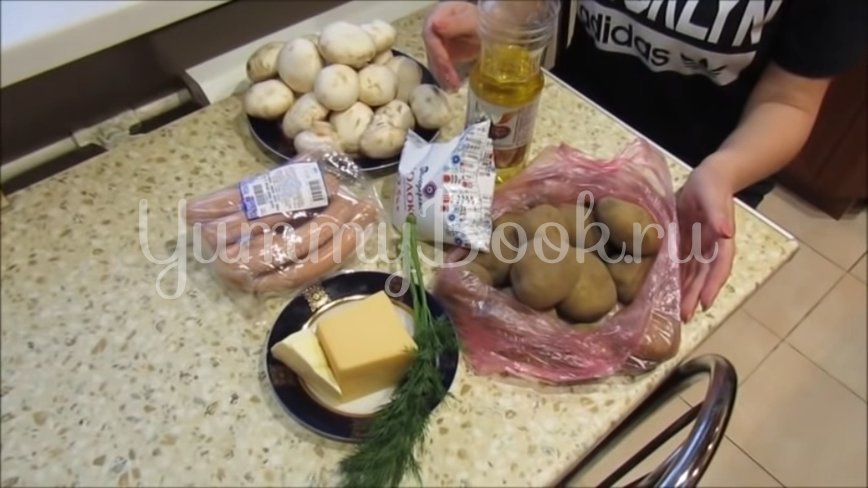 Картофельная запеканка с сосисками и грибами - шаг 1