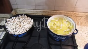 Картофельная запеканка с сосисками и грибами - шаг 2