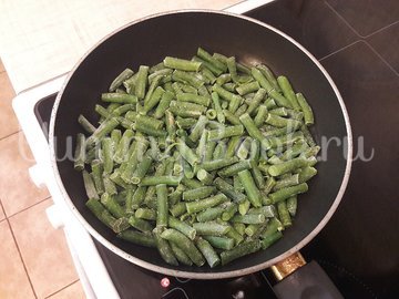 Салат со стручковой фасолью и копчёной грудкой - шаг 2