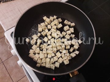 Салат с лангустинами и адыгейским сыром - шаг 4