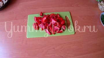 Салат из клубники и курицы (без заправки) - шаг 4