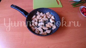 Салат из клубники и курицы (без заправки) - шаг 1