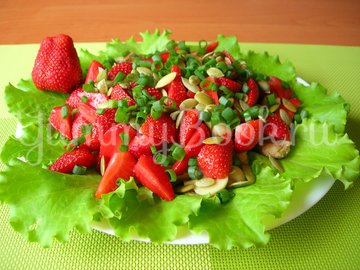 Салат из клубники и курицы (без заправки) - шаг 6