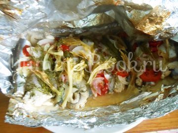 Салака, тушёная с овощами в фольге - шаг 9