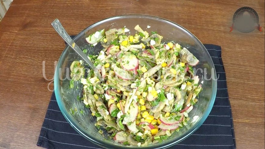 Летний сытный салат с редиской без майонеза - шаг 9