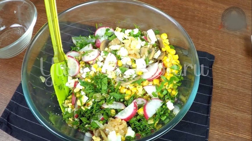 Летний сытный салат с редиской без майонеза - шаг 7