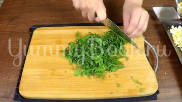 Летний сытный салат с редиской без майонеза - шаг 6