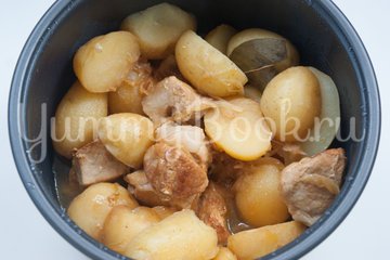 Молодой картофель со свининой в мультиварке - шаг 4