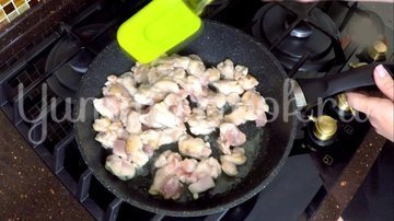 Куриное филе бедра с картофелем в соусе - шаг 8