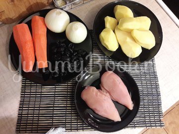 Картофельно-куриная запеканка с черносливом - шаг 1