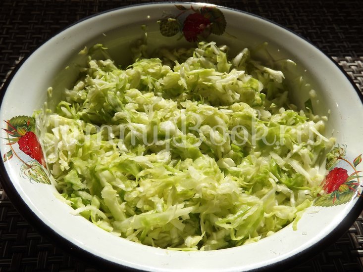 Салат с капустой и тунцом - шаг 2
