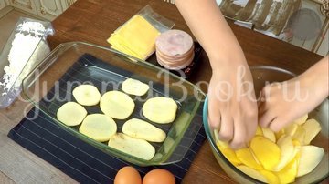 Слоеная Картофельная запеканка с ветчиной и сыром - шаг 6