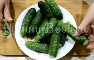 Хрустящие малосольные огурцы на минералке - шаг 1