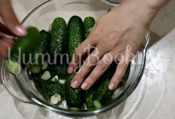 Хрустящие малосольные огурцы на минералке - шаг 3