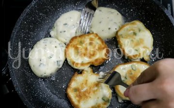 Оладьи с зеленым луком и яйцом - шаг 4