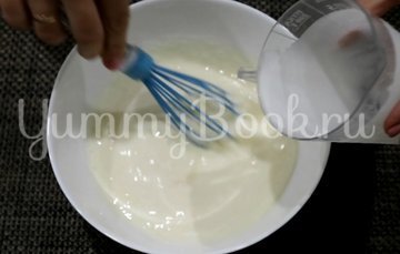 Оладьи с зеленым луком и яйцом - шаг 1