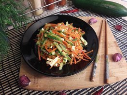 Салат с морковью по-корейски, огурцом и фетой