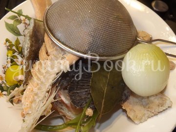 Уха из форели с овощами - шаг 1