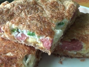 Закуска из лаваша и сосисок с яйцами