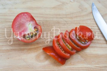 Салат из баклажанов, брынзы, помидоров и орехов - шаг 4