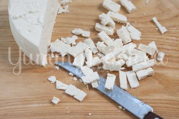 Салат из баклажанов, брынзы, помидоров и орехов - шаг 5