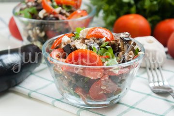 Салат из баклажанов, брынзы, помидоров и орехов - шаг 7