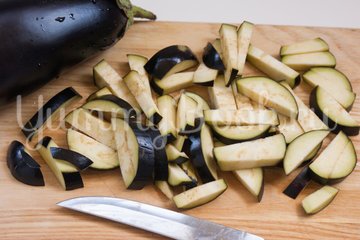 Салат из баклажанов, брынзы, помидоров и орехов - шаг 1