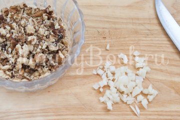 Салат из баклажанов, брынзы, помидоров и орехов - шаг 3