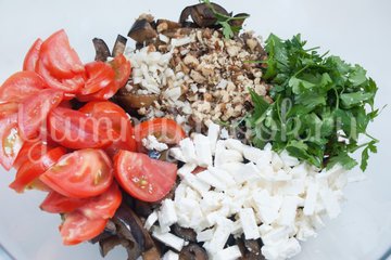 Салат из баклажанов, брынзы, помидоров и орехов - шаг 6