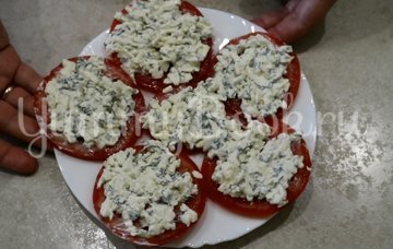 Помидоры с плавленым сырком и чесноком - шаг 4