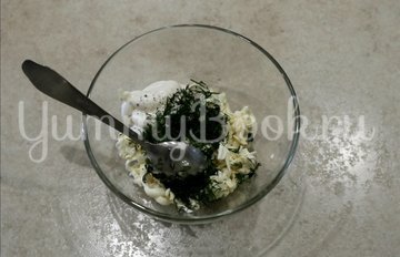 Помидоры с плавленым сырком и чесноком - шаг 2