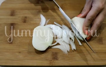 Свинина с грибами, помидорами и луком - шаг 4