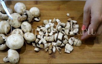 Свинина с грибами, помидорами и луком - шаг 5