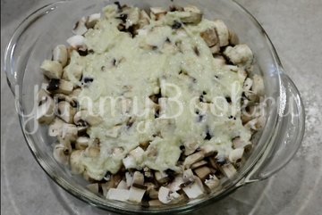 Свинина с грибами, помидорами и луком - шаг 8