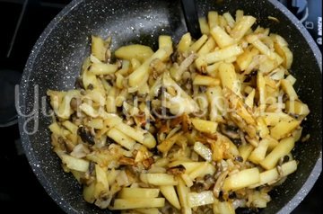 Жареная картошка с грибами - шаг 7