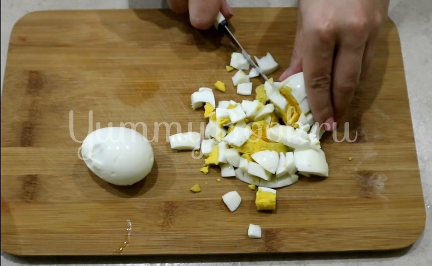 Салат с сайрой, яйцом и огурцом - шаг 1