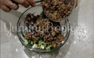 Салат с сайрой, яйцом и огурцом - шаг 4