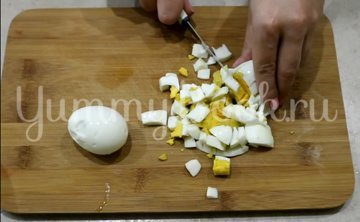 Салат с сайрой, яйцом и огурцом - шаг 1