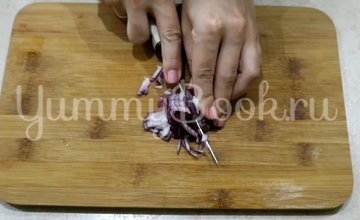 Салат с сайрой, яйцом и огурцом - шаг 3